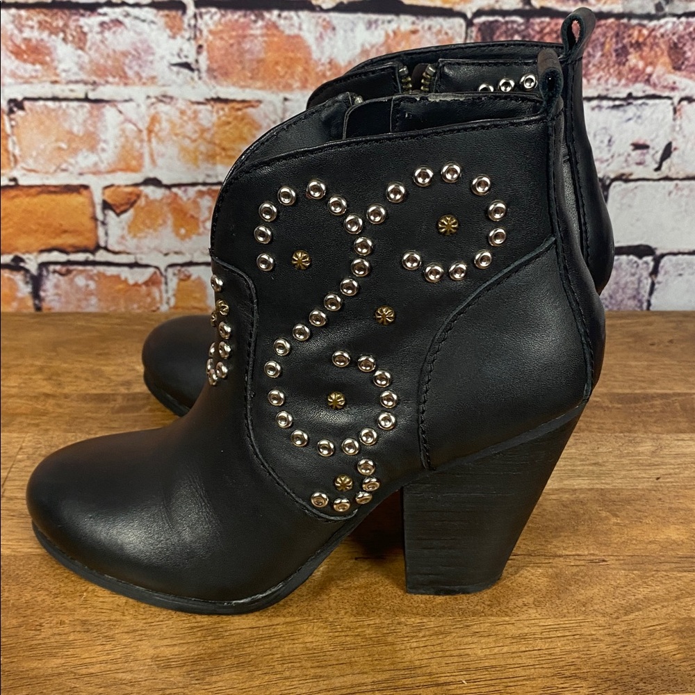 Steve Madden Awsum Studded Leather Black Heeled Western Ankle Boots Sz 7 - Picture 9 of 17